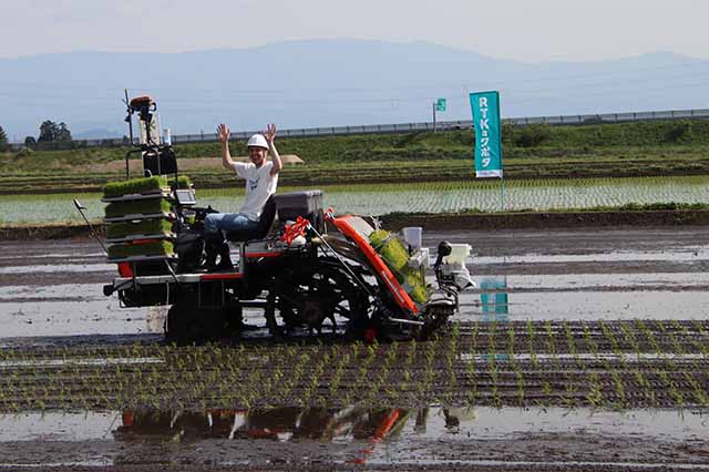 山形県南陽市でアグリロボ田植え グランド ハイアット 東京が体感 スマート農機のSDGs